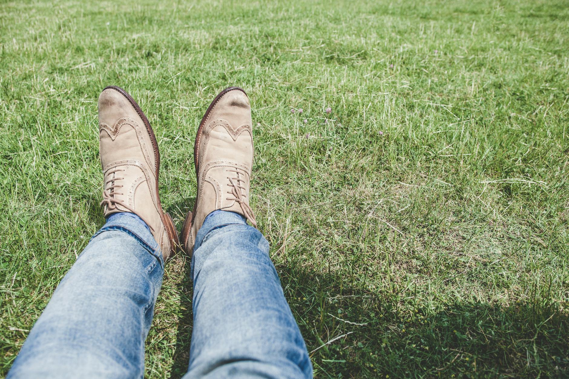 夏にスエード靴が違和感に見える理由